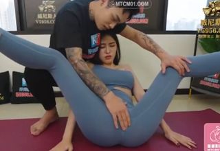 Cô học trò xinh đẹp dâm dục và anh HLV Yoga buồi to
